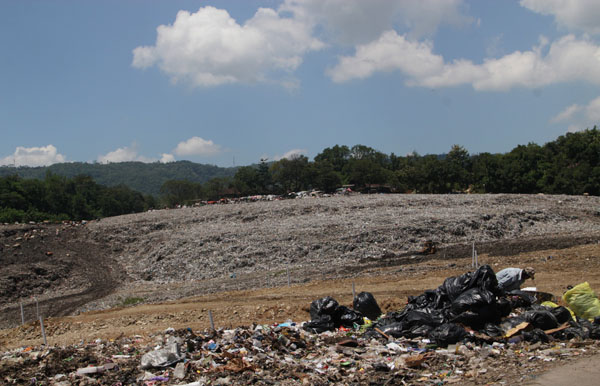 Gunungan sampah di TPA Piyungan, Senin (11/5/2015). (JIBI/Harian Jogja/Arief Junianto)