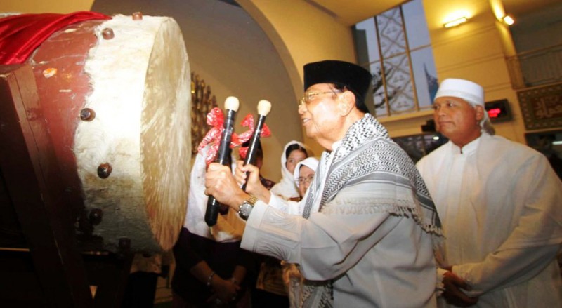 Chairman and President Sahid Group Sukamdani Sahid Gitosardjono pukul bedug tandai Ramadan 2015, di Jakarta, Kamis (18/6/2015). (Nurul Hidayat/JIBI/Bisnis)