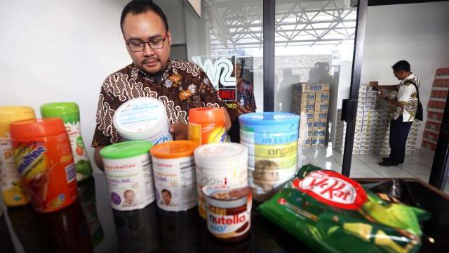Gudang makanan impor ilegal diungkap BBPOM Bandung, Jumat (19/6/2015). (Rachman/JIBI/Bisnis)