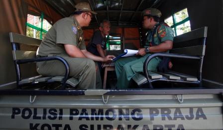 Aparat menangkapi gelandangan di Solo, Selasa (23/6/2015). (Ivanovich Aldino/JIBI/Solopos)