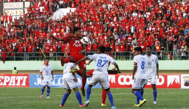Pemain Persis Solo, Rohmat Sabani, dibayang-bayangi pemain pemain PSIS Semarang, Bakori Andreas (87), dalam lanjutan babak penyisihan Grup A Piala Polda Jateng di Stadion Manahan, Solo, Minggu (14/6/2015). (Reza Fitriyanto/JIBI/Solopos)