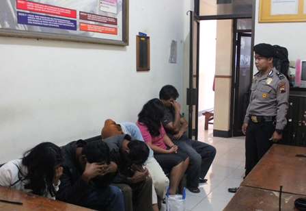 Pasangan tak resmi didata dan diberi pengarahan oleh anggota kepolisian resort (Polres) setelah tertangkap saat digelar razia penyakit masyarakat (pekat) di losmen di kawasan Kecamatan Pracimantoro, Kabupaten Wonogiri, Selasa (30/6/2015). (JIBI/Solopos/Trianto Hery Suryono)