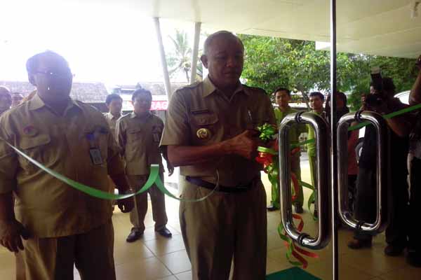 Bupati Sleman, Sri Purnomo, melakukan pemotongan pita sebagai tanda diresmikannya Gedung Candi Boko di komplek RSUD Prambanan, Senin (8/6/2015). (JIBI/Harian Jogja/Bernadheta Dian Saraswati)