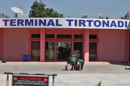 Suasana pintu masuk sisi utara di Terminal Tirtonadi, Solo, Senin (29/6/2015). Penggunaan cat warna merah muda pada dinding terminal merupakan salah satu strategi visual untuk memberikan kesan lembut terminal saat menyambut penumpang arus mudik Lebaran 2015. (JIBI/Solopos/Ivanovich Aldino)