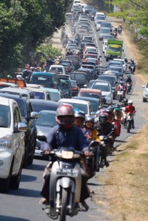 Kemacetan jalur jalan Saradan, Kabupaten Madiun, Senin (20/7/2015). (JIBI/Solopos/Antara/Fikri Yusuf)