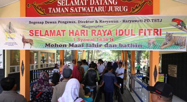 Wisatawan antre masuk Taman Satwa Taru Jurug (TSTJ) Solo, Sabtu (18/7/2015). (Ivanovich Aldino/JIBI/Solopos)