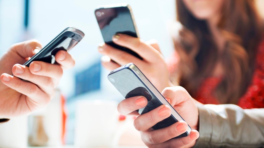 Ilustrasi penggunaan Internet menggunakan smartphone (Istimewa/Huffington Post)