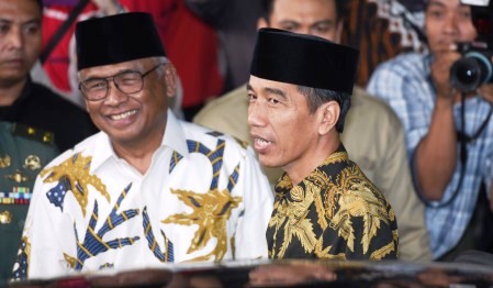 Presiden Joko Widodo (kanan) disambut oleh Plt Ketua KPK Taufiequrachman Ruki (kiri) saat tiba di Gedung KPK, Jakarta, Kamis (9/7/2015). Presiden dan Wapres bersama pimpinan KPK dan pimpinan lembaga-lembaga penegak hukum melaksanakan buka puasa bersama di Gedung KPK. (JIBI/Solopos/Antara/Hafidz Mubarak A.)
