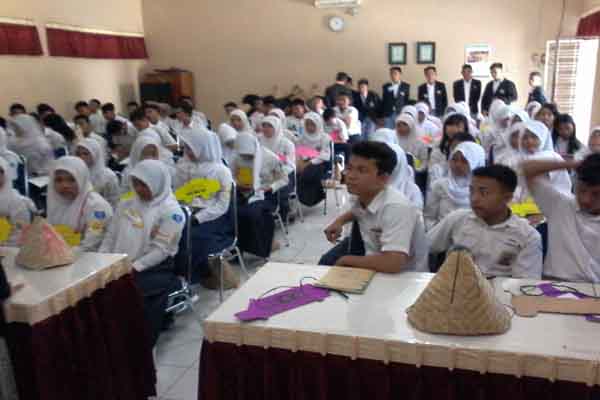 Suasana Masa Orientasi Siswa (MOS) di Sekolah Menengah Atas Negeri (SMA N) 2 Playen, Gunungkidul, Senin (27/7/2015). (Harian Jogja-Uli Febriarni)
