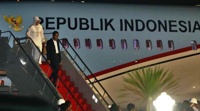 Presiden Joko Widodo (kanan), didampingi Ibu Negara, Iriana Joko Widodo, saat berjalan turun dari pesawat kepresidenan di Bandara Adi Soemarmo Solo, Jumat (17/7/2015).(Ivanovich Aldino/JIBI/Solopos)