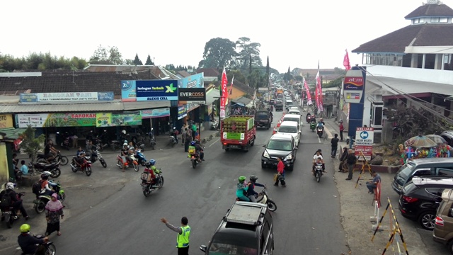 Arus lalu lintas dari Karanganyar-Tawangmangu maupun sebaliknya padat, Senin (20/7/2015). Jalan masih dipadati kendaraan dari luar kota, seperti dari Jakarta, Bandung, dan lain-lain. (Sri Sumi Handayani/JIBI/Solopos)