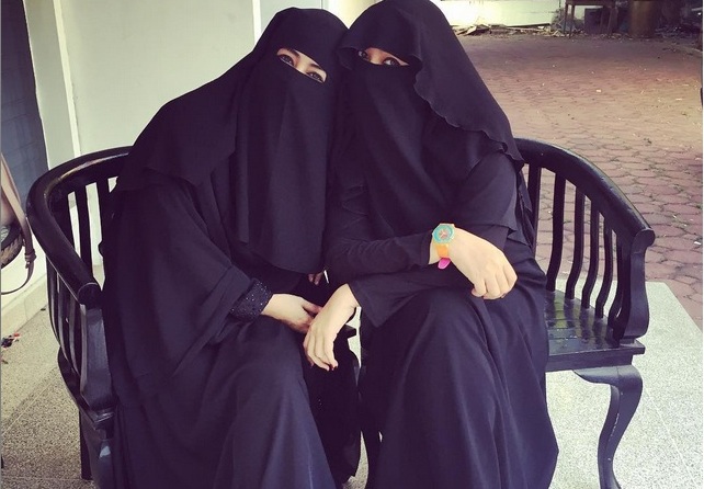 Ummi Pipik saat mengenakan niqab (Instagram.com/_ummipipik_)