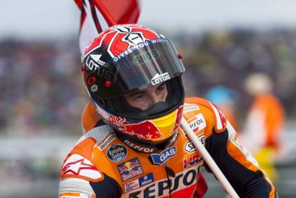 Pembalap Honda MotoGP Marc Marquez merayakan keberhasilannya menduduki runner up pada MotoGP Assen Belanda 2015. JIBI/Reuters/Ronald Fleurbaaij