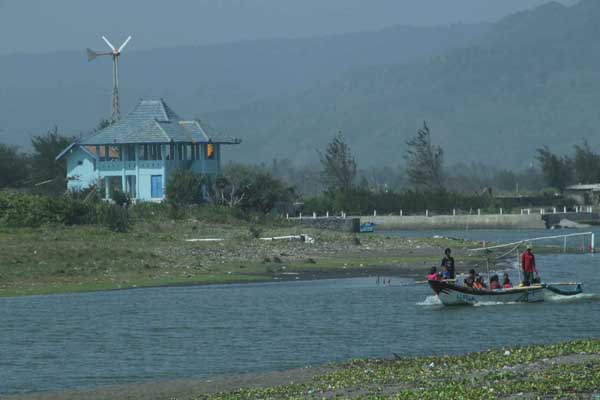 Dermaga tambat perahu (kiri) yang kini tak dimanfaatkan oleh nelayan Pantai Samas sebagai dermaga wisata air laguna. (Harian Jogja/Arief Junianto)
