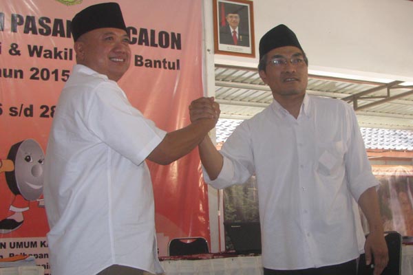 Calon Bupati Suharsono dan calon wakil bupati Abdul Halim Muslih berfoto seusai mendaftar sebagai peserta Pilkada da kantorr KPU Bantul, Selasa (28/7/2015). (Harian Jogja/Bhekti Suryani)