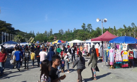 Suasana di Sunday Market Manahan, Minggu (5/7/2015). Jumlah PKL di Suday Market terus meningkat hingga memakan ruang parkir pengunjung.(JIBI/Solopos/Irawan Sapto Adhi)
