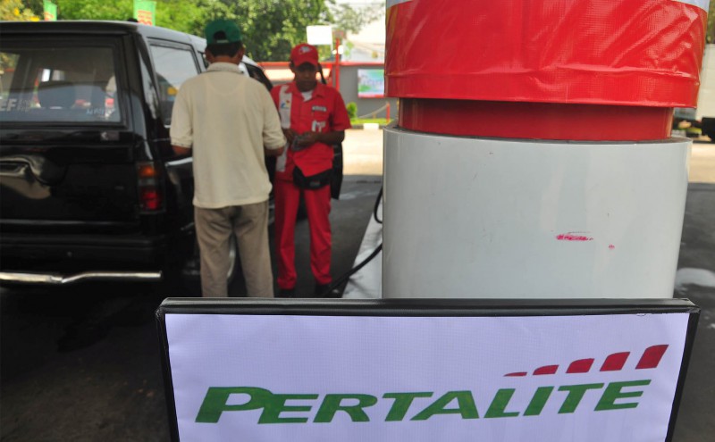 Konsumen membeli bahan bakar pertalite di SPBU Gumulan, Kemiri, Kecamatan Mojosongo, Boyolali, Jumat (14/8/2015). (Hijriyah Al Wakhidah/JIBI/Solopos)