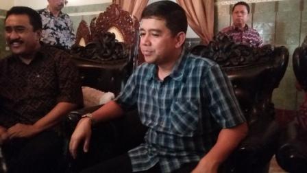 Menpan dan RB Yuddy Chrisnandy yang didampingi penjabat Wali Kota Solo Budi Suharto memberikan keterangan kepada wartawan di rumah dinas Loji Gandrung, Sabtu (8/8/2015). (Abdul Jalil/JIBI/Solopos)