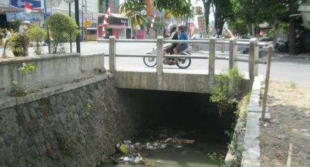 Pengendara sepeda motor melintas di jembatan saluran irigasi sekunder Colo Timur di Kelurahan Jombor, Kecamatan Bendosari, Sukoharjo, Minggu (30/8/2015). Saluran tersebut merupakan salah satu bagian yang akan ditutup dan dijadikan city walk. (Rudi Hartono/JIBI/Solopos)