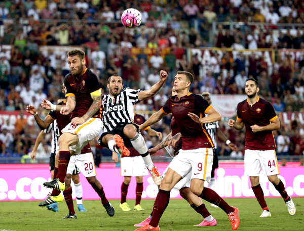 Pemain Juventus Giorgio Chiellini (tengah) duel berebut bola dengan pemain AS Roma Daniele De Rossi (ki) dan Edin Dzeko. JIBI/Reuters/Max Rossi