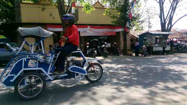 Becak bermotor (bentor) beroperasi di sekitar Pasar Bunder Sragen, Senin (10/8/2015). (Moh. Khodiq Duhri/JIBI/Solopos)