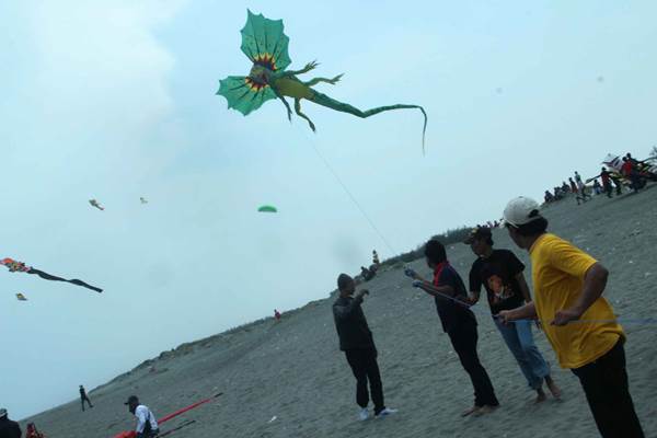 Salah satu layang-layang peserta Festival Layang-Layang 2015 berbentuk kadal terbangtengah beraksi di Pantai Parangkusumo, Minggu (9/8/2015) siang. (JIBI/Harian Jogja/Arief Junianto).