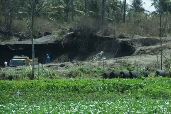 Aktivitas penambangan liar pasir di kawasan Desa Gadingharjo, Rabu (5/8/2015) siang. (Harian Jogja/Arief Junianto)