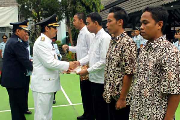 Empat narapidana Rutan Kelas IIB Wates mendapatkan remisi kemerdekaan di peringatan HUT RI ke 70, penyerahan diwakili Bupati Kulonprogo, Senin (17/8/2015). (Harian Jogja/Holy Kartika N.S)