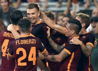 Pemain AS Roma Edin Dzeko (tengah) merayakan golnya bersama teman setim saat melawan Juventus. JIBI/Reuters/Alberto Lingria