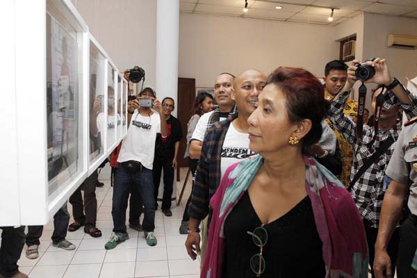 Menteri Kelautan dan Perikanan Susi Pudjiastuti (kanan) didampingi ketua PFI Yogyakarta Tolcah Hamied melihat Pameran Foto Nusa Bahari di Bentara Budaya Yogyakarta, Rabu (9/9) malam. Dalam kesempatan tersebut menteri KKP memberikan apresiasi atas karya foto yang dipamerkan. (Gigih M. Hanafi/Harian Jogja )