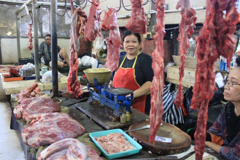 Pedagang daging sapi di Pasar Gede melayani pembeli, Senin (13/9/2015). (Shoqib Angriawan/JIBI/Solopos)