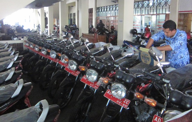 Seorang pegawai negeri sipil (PNS) memeriksa kendaraan dinas di kompleks Setda Klaten, Kamis (17/9/2015). (Ponco Suseno/JIBI/Solopos)