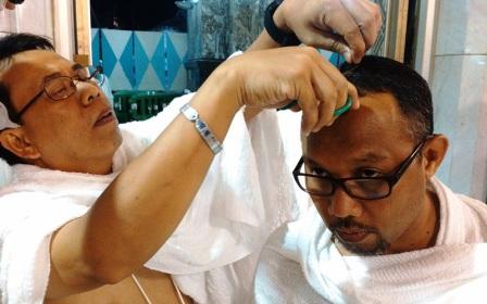 Ilustrasi mencukur rambut setelah haji (Kemenag.go.id)
