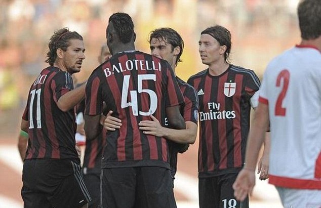 Mario Balotelli merayakan gol bersama rekan-rekannya di AC Milan (Dailymail)