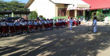 Upacara bendera SDN SDN Kradinan 2 Kecamatan Dolopo, Senin (7/9/2015), sesaat sebelum pelaksanaan Kelas Inspirasi Madiun #3. (Irawan Sapto Adhi/JIBI/Madiunpos.com)