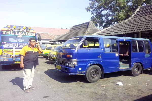 Seorang awak angkudes tengah menunggu penumpang di Terminal Prambanan, beberapa waktu lalu. (JIBI/Harian Jogja/Bernadheta Dian Saraswati)