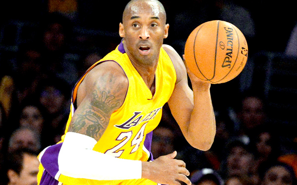 Bintang Los Angeles Lakers Kobe Bryant sedang menguasai bola dalam sebuah pertandingan. Dia menyatakan belum akan gantung sepatu. Ist/nypost.com