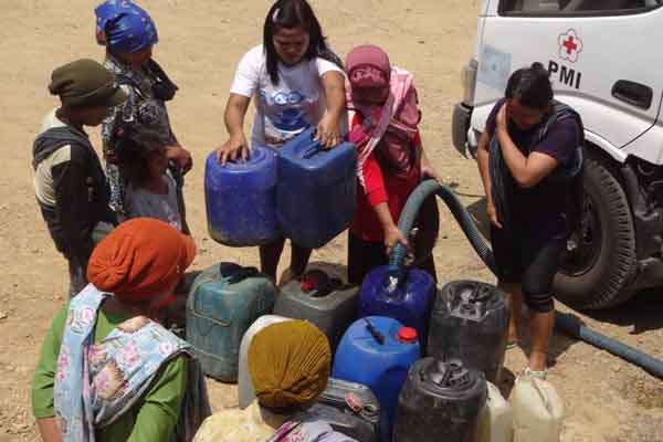 Warga Desa Kalirejo, Kecamatan Kokap, Kulonprogo, menerima bantuan air bersih dari PD BPR Bank Pasar Kulonprogo, Senin (14/9/2015)./ Harian Jogja-Rima Sekarani