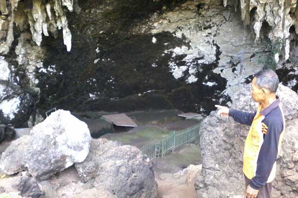 Kusno, pemilik Gua Braholo, Semugih sedang menunjukkan lokasi penggalian dan penemuan fosil manusia purba, Selasa (21/9/2015).(Harian Jogja/Uli Febriarni)