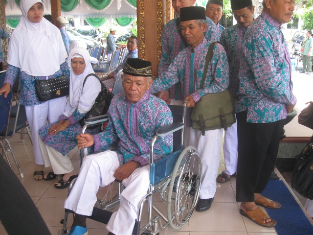 Calon haji asal Dusun/Desa Sirnoboyo, Kecamatan Giriwoyo, Kabupaten Wonogiri, Karnan, 68 (duduk di kursi roda) bersama calhaj lainnya akan berangkat haji pada 16 September 2015. Foto diambil saat pelepasan calhaj di pendapa rumah dinas Bupati Wonogiri, Rabu (9/9/2015). (Trianto Hery Suryono/JIBI/Solopos)