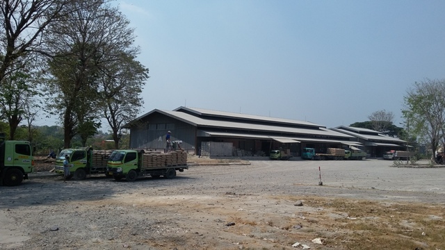 Sejumlah pekerja menata semen di sebuah truk tronton di kawasan Pedaringan Solo, Kamis (17/9/2015). (Abdul Jalil/JIBI/Solopos)