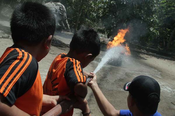 Siswa SD Bakalan saat mengikuti acara simulasi tanggap bencana dalam rangka Hari Olahraga Nasional di lapangan dusun Bakalan, Desa Pendowoharjo, Sewon, Rabu (9/9/2015) pagi. (Harian Jogja-Arief Junianto)