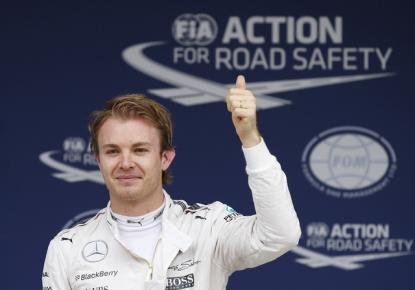Pembalap Mercedes Formula One Nico Rosberg mengacungkan ibu jarti setelah menjadi yang terdepan dalam kualifikasi Jepang F1 Grand Prix di Suzuka. JIBI/Reuters/Toru Hanai