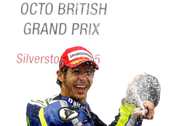 Pembalap Yamaha MotoGP Valentino Rossi merayakan kemenangannya di British Grand Prix 2015 sirkuit Silverstone. JIBI/Reuters/Darren Staples