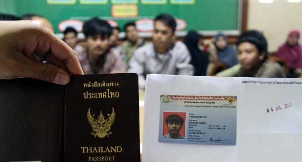 Pemeriksaan dokumen paspor dan Kitas mahasiswa WNA di Tulungagung, Rabu (21/10/2015). (JIBI/Solopos/Antara/Destyan Sujarwoko)