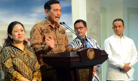 Menko Polhukam Luhut B. Pandjaitan didampingi sejumlah menteri menjelaskan langkah-langkah penanganan bencana kabut asap, di kantor Kepresidenan, Jakarta, Jumat (23/10/2015) siang. (Setkab.go.id)