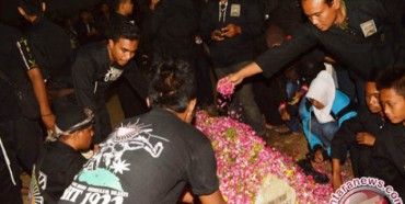 Sejumlah pesilat menabur bunga dan berdoa di pusara Ketua Dewan Pembina Persaudaraan Setia Hati Terate (PSHT) Pusat Madiun, KRT Tarmadji Boedi Harsono di kompleks Padepokan Pencak Silat PSHT, Kota Madiun, Jawa Timur, Selasa (20/10/2015). (JIBI/Solopos/Antara/Siswowidodo)