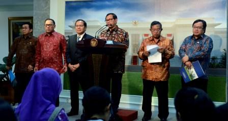 Seskab Pramono Anung didampingi sejumlah pejabat pemerintah mengumumkan Paket Kebijakan V, di kantor Presiden, Jakarta, Kamis (22/10/2015) petan. (Setkab.go.id)