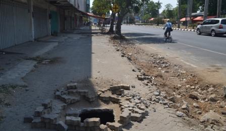 Seorang warga mengayuh sepeda melewati lapak para pedagang kaki lima (PKL) di Jl. Ir. Soekarno, kawasan Solo Baru, Minggu (11/10/2015). Lahan yang dipakai PKL untuk berjualan terkena proyek pembangunan saluran drainase. (Bony Eko Wicaksono/JIBI/Solopos)
