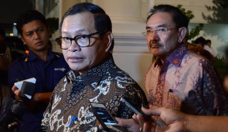 Seskab Pramono Anung didampingi Waseskab Bistok Simbolon menjawab wartawan, di Istana Negara, Jakarta, Rabu (21/10/2015). (Setkab.go.id)